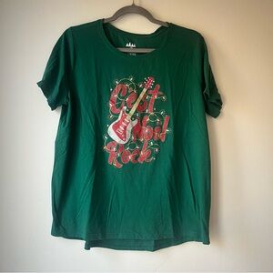 Green “C’est Noël Rock” Christmas Guitar Graphic Tee Women’s Size Large